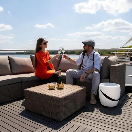 Botel Hausboot Queen - Lp6 *